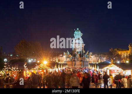 Marché de Noël / village de Noël à la place Maria Theresa, monument de Maria Theresa dans la vieille ville de Vienne, Autriche Banque D'Images