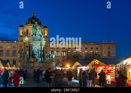 Marché de Noël / village de Noël à la place Maria Theresa, monument Maria Theresa, Musée d'histoire naturelle dans la vieille ville de Vienne, Autriche Banque D'Images