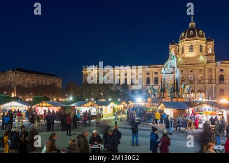 Marché de Noël / village de Noël à la place Maria Theresa, monument Maria Theresa, Musée d'histoire de l'art dans la vieille ville de Vienne, Autriche Banque D'Images