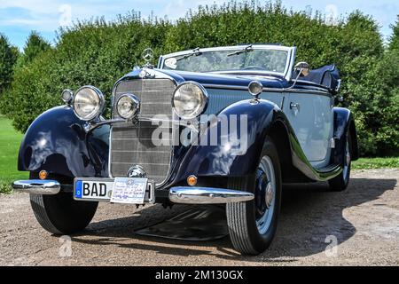 Schwetzingen, Bade-Wurtemberg, Allemagne, Concours d'Elégance dans le parc du palais baroque, Mercedes Benz Cabriolet A, Type 230, W21, 2229 cc, 55 ch avec moteur Maybach. Banque D'Images