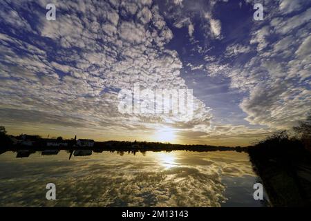 Allemagne, Bavière, haute-Bavière, quartier Altötting, coucher de soleil sur l'auberge près de Neuötting Banque D'Images