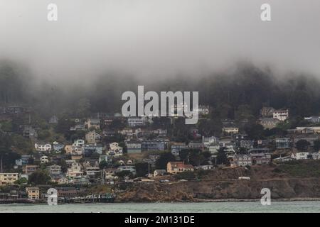 Le brouillard sur les maisons sur la plage au printemps à Pacifica, Californie. Banque D'Images