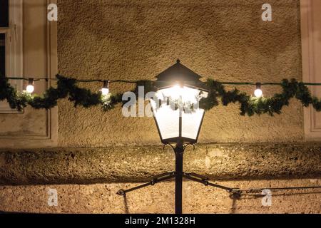 Place de la cathédrale du marché de Noël à Salzbourg, Autriche, décoration, guirlande, lumières de fées, lanterne Banque D'Images