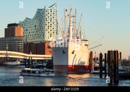 Lancement pour des visites du port, du navire musée Cap San Diego, Überseebrücke et de l'Elbe Philharmonic Hall dans le port d'hiver, Hambourg, Allemagne, Europe Banque D'Images