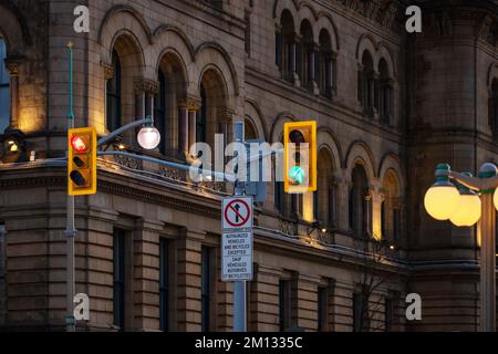 Feux de signalisation contre l'édifice historique dans le centre-ville d'Ottawa, Canada, la nuit. Banque D'Images