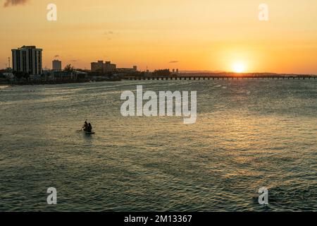 Deux personnes font du canoë-kayak au coucher du soleil de Fortaleza Ceara, au nord du Brésil Banque D'Images