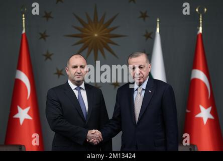 Istanbul, Turquie. 10th décembre 2022. (221209) -- ISTANBUL, 9 décembre 2022 (Xinhua) -- le président turc Recep Tayyip Erdogan (R) tremble avec le président bulgare Rumen Georgiev Radev lors de leur réunion à Istanbul, T¨¹rkiye, le 9 décembre 2022. Erdogan et Radev ont réaffirmé la nécessité de renforcer les liens vendredi lors d'une réunion à Istanbul. (Présidence turque/document via Xinhua) crédit: Xinhua/Alay Live News Banque D'Images