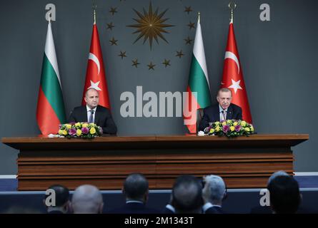 Istanbul, Turquie. 10th décembre 2022. (221209) -- ISTANBUL, 9 décembre 2022 (Xinhua) -- le Président turc Recep Tayyip Erdogan (R, arrière) et le Président bulgare Rumen Georgiev Radev (L, arrière) assistent à une conférence de presse commune à Istanbul, T¨¹rkiye, le 9 décembre 2022. Erdogan et Radev ont réaffirmé la nécessité de renforcer les liens vendredi lors d'une réunion à Istanbul. (Présidence turque/document via Xinhua) crédit: Xinhua/Alay Live News Banque D'Images