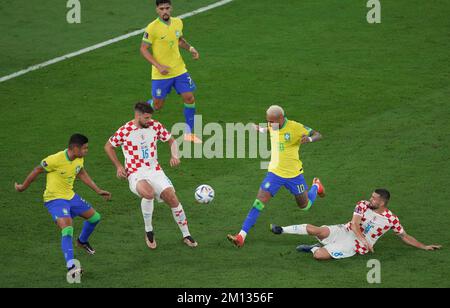 Al Rayyan, Qatar. 9th décembre 2022. Neymar (2nd R) du Brésil rivalise avec Bruno Petkovic (2nd L) de Croatie lors du quart de finale entre la Croatie et le Brésil de la coupe du monde de la FIFA 2022 au stade Education City à Al Rayyan, Qatar, 9 décembre 2022. Credit: Meng Yongmin/Xinhua/Alamy Live News Banque D'Images