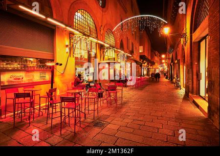 Rue café dans la zone piétonne avec des lumières de Noël, Vieille ville, Bologne, Emilie-Romagne, Italie, Europe Banque D'Images