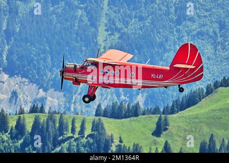 Avion d'époque Antonov AN-2, YL-LEI, survolant le plateau central suisse, Stans, canton de Nidwalden, Suisse, Europe Banque D'Images