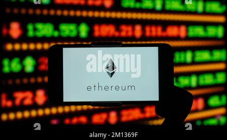 Inde. 9th décembre 2022. Sur cette photo, le logo d'Ethereum (ETH) s'affiche sur l'écran d'un téléphone portable. (Image de crédit : © Idrees Abbas/SOPA Images via ZUMA Press Wire) Banque D'Images