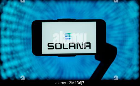 Inde. 9th décembre 2022. Sur cette photo, le logo de Solana (sol) s'affiche sur l'écran d'un téléphone portable. (Image de crédit : © Idrees Abbas/SOPA Images via ZUMA Press Wire) Banque D'Images