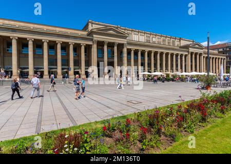 Königsbau, Schlossplatz, Stuttgart-Mitte, arcade de colonnes, style architectural, galerie marchande, lit à fleurs, Königstraße, été, BA Banque D'Images