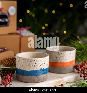 tasses à café en céramique colorée avec boîtes cadeaux et décoration de noël Banque D'Images