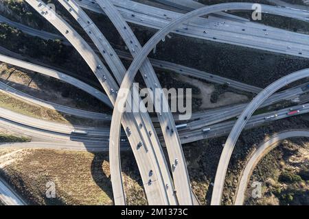 Vue aérienne vers le bas des ponts d'échange d'autoroute Golden State 5 et Antelope Valley 14 près de Newhall dans le comté de Los Angeles, Californie. Banque D'Images