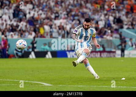 Lionel Messi en Argentine prend un coup de pied gratuit lors du match de quart de finale de la coupe du monde de la FIFA au stade Lusail à Lusail, au Qatar. Date de la photo: Vendredi 9 décembre 2022. Banque D'Images