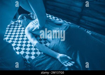 Massage thaïlandais pour femme avec étirement et massage profond Banque D'Images