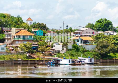 Petite ville colorée sur les rives de l'Amazone, Etat de Pará, Brésil Banque D'Images