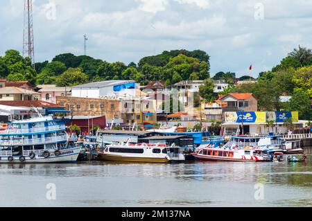 Petite ville colorée sur les rives de l'Amazone, Etat de Pará, Brésil Banque D'Images