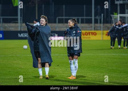 Francfort, Allemagne. 09th décembre 2022. Francfort, Allemagne, 09 décembre 2022: Barbara Dunst (28 Francfort) et Laura Feiersinger (27 Francfort) après le match FLYERALARM Frauen-Bundesliga entre Eintracht Francfort et 1. FFC turbine Potsdam au stade de Brentanobad à Francfort-sur-le-main, Allemagne. (Norina Toenges/SPP) crédit: SPP Sport Press photo. /Alamy Live News Banque D'Images