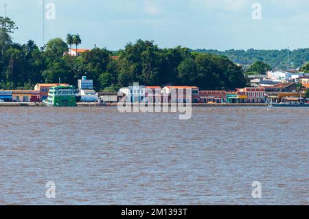 Petit village rural sur les rives de l'Amazone au Brésil Banque D'Images