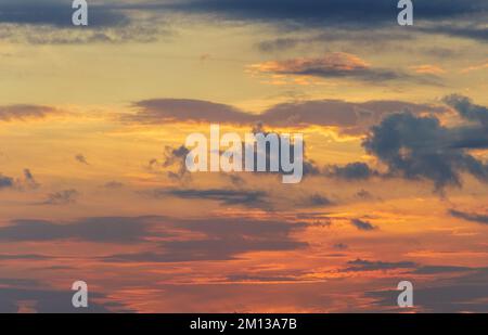 Cloudscape à l'aube avec de belles couleurs et dégradés orange et bleu Banque D'Images