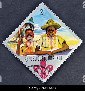 Timbre-poste annulé imprimé par le Burundi, qui montre Boy Scouts, vers 1967. Banque D'Images