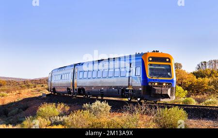 Train de voyageurs interurbain rapide dans le Bush de l'Outback australien, à l'approche de Broken Hill. Banque D'Images