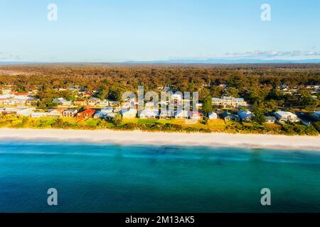 Front de mer de la station balnéaire de Callala sur des plages de sable blanc dans la baie de Jervis côte Pacifique de l'Australie. Banque D'Images