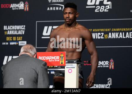 Las Vegas, États-Unis. 09th décembre 2022. 9 décembre 2022, Las Vegas, Nevada, LAS VEGAS, NEVADA, Etats-Unis: LAS VEGAS, NV - 9 décembre: Joaquin Buckley marche sur la balance pour le poids officiel à UFC Apex pour UFC 282 -Blachowicz vs Ankalaev : poids officiels sur 9 décembre 2022 à Las Vegas, NV, Etats-Unis. (Credit image: © Louis Grasse/PX Imagens via ZUMA Press Wire) Credit: ZUMA Press, Inc./Alamy Live News Banque D'Images