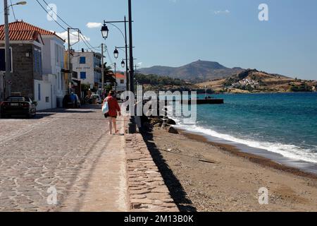 Femme marchant le long de la ville de Petra rue pavée vers la jetée en pierre. Septembre / octobre 2022 Banque D'Images