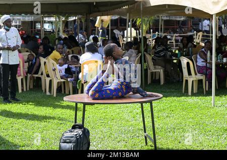 KENYA, Nairobi, classe moyenne dans le jardin de bière, performance acrobatique / KENIA, Nairobi, Mittelklasse im Biergarten, akrobatische Vorführung zur Unterhaltung der Gäste Banque D'Images