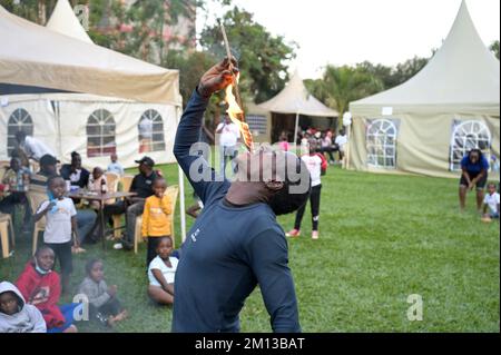KENYA, Nairobi, classe moyenne dans le jardin de bière, performance acrobatique / KENIA, Nairobi, Mittelklasse im Biergarten, akrobatische Vorführung zur Unterhaltung der Gäste Banque D'Images