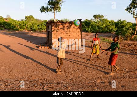 ZAMBIE, Sinazongwe, tribu des Tonga, village Siabunkululu, les enfants jouent au bal le soir / Kinder spielen ball am Abend Banque D'Images