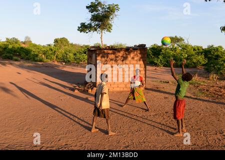 ZAMBIE, Sinazongwe, tribu des Tonga, village Siabunkululu, les enfants jouent au bal le soir / Kinder spielen ball am Abend Banque D'Images