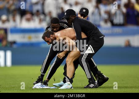 Al Daayen, Qatar. 09th décembre 2022. AL DAAYEN - supporter sur le terrain lors de la coupe du monde de la FIFA, Qatar 2022 quart de finale entre les pays-Bas et l'Argentine au stade Lusail sur 9 décembre 2022 à Al Daayen, Qatar. ANP MAURICE VAN STEEN pays-bas - belgique Out crédit: ANP/Alay Live News Banque D'Images