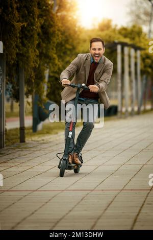 Un homme d'affaires attractif à cheval dans la ville. Concept de voyage, de personnes et d'affaires. Banque D'Images