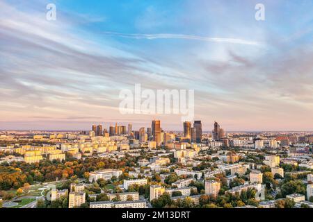 Crépuscule sur la ville, paysage aérien de Varsovie, capitale de la Pologne Banque D'Images