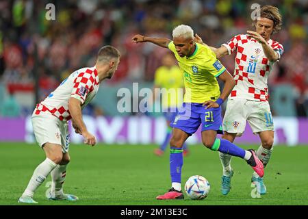 Doha, Qatar. 09th décembre 2022. Luka Modric, de Croatie, conteste la candidature de Rodrygo, au Brésil, lors du match entre la Croatie et le Brésil, pour les quarts de finale de la coupe du monde de la FIFA, Qatar 2022, Education City Stadium, ce vendredi 09. Photo: Heuler Andrey/DiaEsportivo 30761 (Heuler Andrey/SPP) crédit: SPP Sport Press photo. /Alamy Live News Banque D'Images