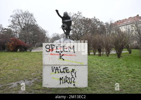 Prague, République tchèque. 09th décembre 2022. La sculpture représentant le président russe Vladimir Poutine comme un gobelin serrant une vanne à gaz, a été placée sur la place Interbrigady à Prague, en République tchèque, sur 5 décembre 2022, à l'endroit où se trouvait la statue du maréchal soviétique Ivan Konev. La sculpture a été pulvérisée, 9 décembre 2022. L'auteur de la sculpture est le forgeron amateur et le sculpteur Dusan Dostal. Crédit : Katerina Sulova/CTK photo/Alamy Live News Banque D'Images