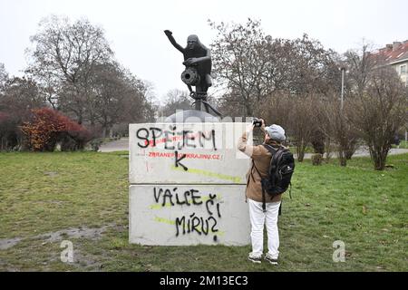 Prague, République tchèque. 09th décembre 2022. La sculpture représentant le président russe Vladimir Poutine comme un gobelin serrant une vanne à gaz, a été placée sur la place Interbrigady à Prague, en République tchèque, sur 5 décembre 2022, à l'endroit où se trouvait la statue du maréchal soviétique Ivan Konev. La sculpture a été pulvérisée, 9 décembre 2022. L'auteur de la sculpture est le forgeron amateur et le sculpteur Dusan Dostal. Crédit : Katerina Sulova/CTK photo/Alamy Live News Banque D'Images