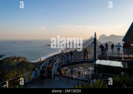 Célèbre site touristique de la montagne de sugarloaf à Rio de janeiro, Brésil. Personnes prenant des photos au coucher du soleil Banque D'Images