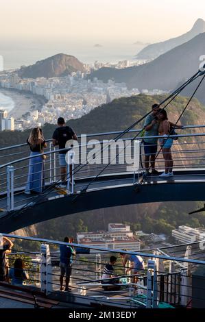 Célèbre site touristique de la montagne de sugarloaf à Rio de janeiro, Brésil. Personnes prenant des photos au coucher du soleil Banque D'Images