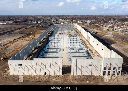 Harper Woods, Michigan - Un énorme développement de commerce électronique est en hausse sur le site de l'ancien centre commercial Eastland, qui a fermé après des années de degli Banque D'Images