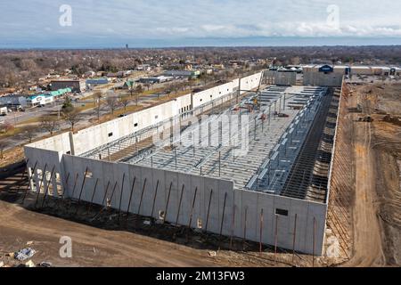 Harper Woods, Michigan - Un énorme développement de commerce électronique est en hausse sur le site de l'ancien centre commercial Eastland, qui a fermé après des années de degli Banque D'Images