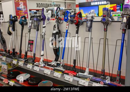 Grand choix d'aspirateurs de différents fabricants dans le magasin d'électronique. Banque D'Images