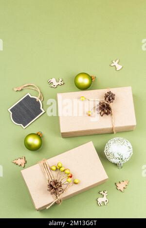 Concept de cadeau zéro déchet. Style écologique fait à la main, nouvel an naturel, Thanksgiving, décoration de Noël. Papier d'emballage Kraft sans plastique. Mode SAV Banque D'Images