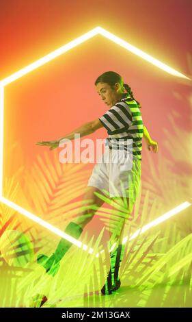 Hexagone et plantes illuminés sur une joueuse de rugby caucasienne se lançant dans un jeu de balle sur fond coloré Banque D'Images