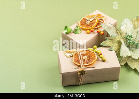 Concept de cadeau zéro déchet. Style écologique fait à la main, nouvel an naturel, Thanksgiving, décoration de Noël. Papier d'emballage Kraft sans plastique. Mode SAV Banque D'Images